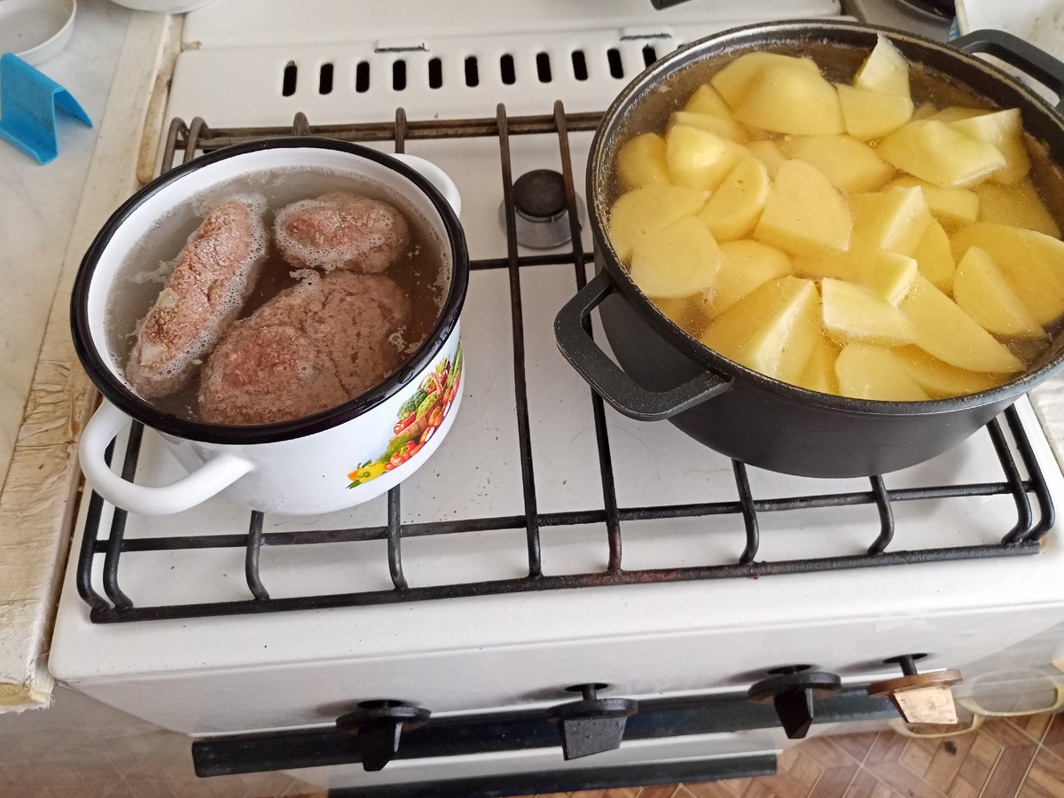 Решила на этот раз котлеты свои фирменные сварить на воде (разнообразие) иногда надо отказаться от жареных блюд. Не хочу посадить свою печень.А вот и картошки на этот раз чуть больше,так как давненько не ела свои пюрешки 🤩. Пожарила лучок для пюре. Будет вкусно 😋. Да и салат 🥗 будет к столу подано,как полагается. Об этом я напишу чуть позже 