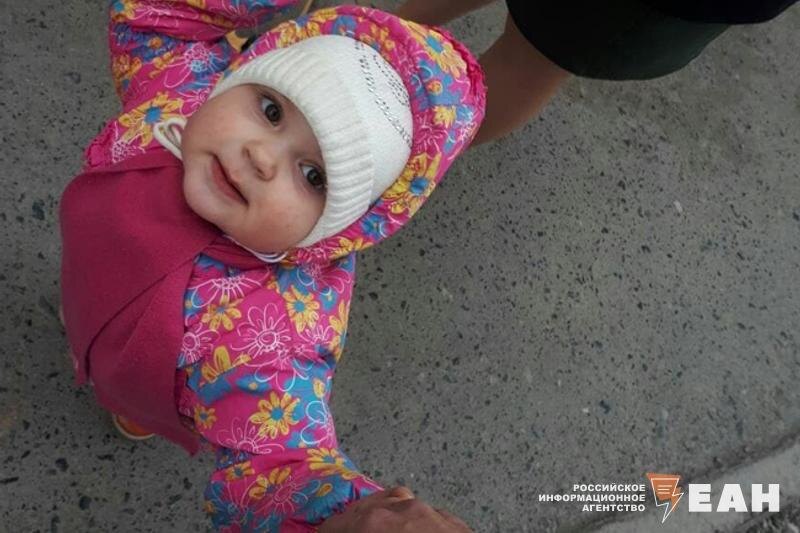    ЕАН. Ребенок в розовой куртке