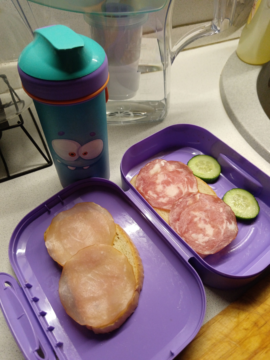 В школу с собой. Купила этот набор в магазине магнит года 2 назад. 