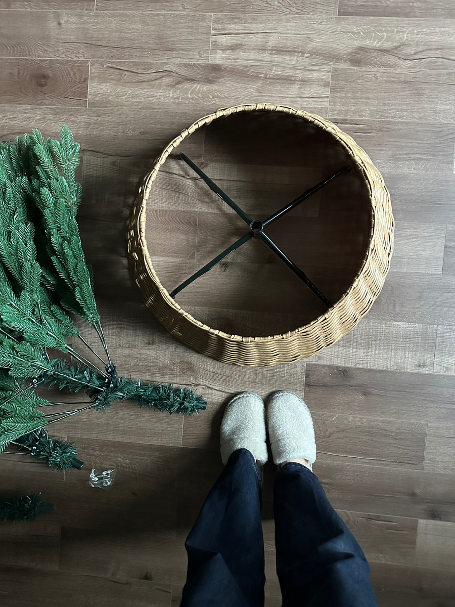 Летом я не знала, что мне понадобится еще одна елка, но успела заскочить в последний вагон и купила на WB еще одну красавицу высотой 210 см. Кстати, этот последний вагон еще не уехал, и до ноября цены очень даже адекватные, поэтому если елочка нужна, то не ждите декабря, а купите сейчас. Сэкономленные деньги потом пустите на подарки родственникам. Разница будет такой впечатляющей, что точно вспомните меня и мысленно поблагодарите за совет 🙌🏻