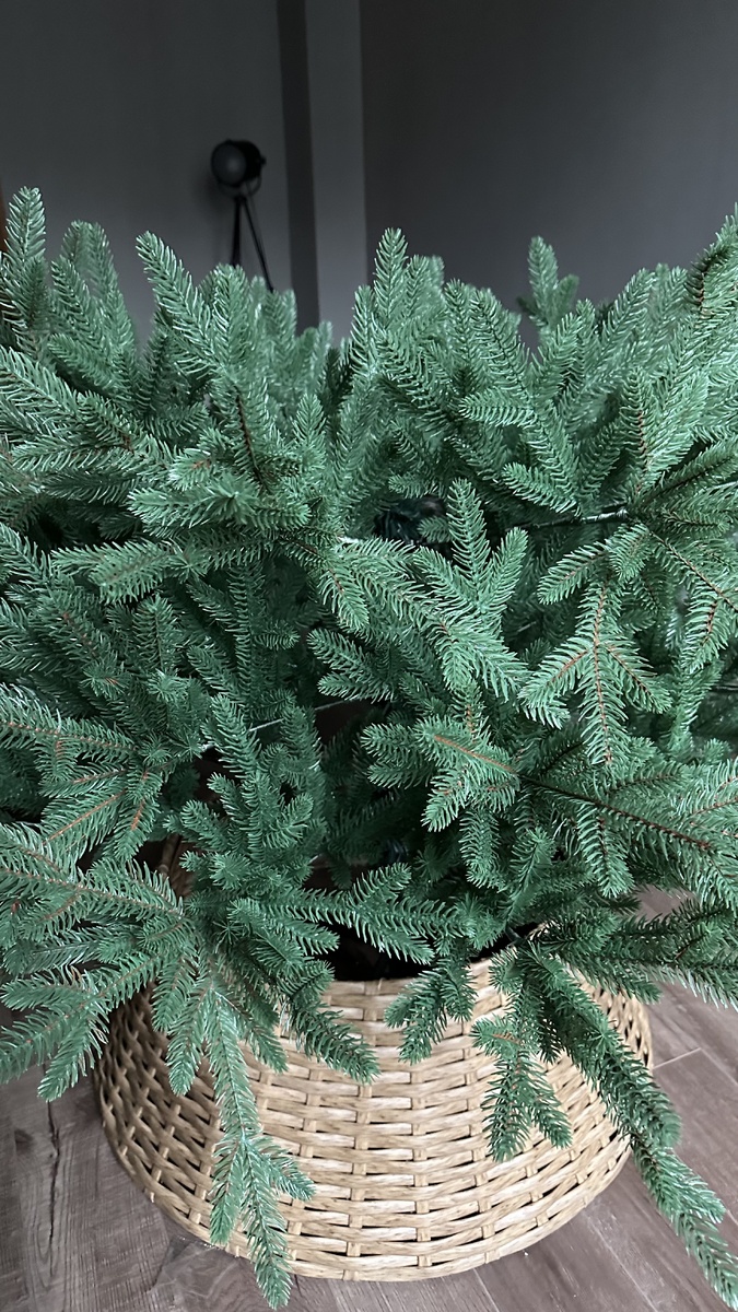 Елка и корзина с WB. В Телеграм можно посмотреть видео и артикул. Плюс я заказала для нее красивые прозрачные игрушки. Сегодня Антон установит раковину и кран, а я покажу вам новые игрушки для этой елочки. Встречаемся в Телеграм ❤️