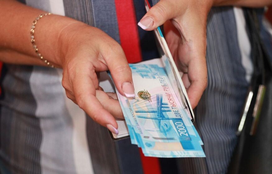    «Женщине достаточно 10 тыс. Им нельзя иметь много денег. Они должны отдавать 90 тыс. из 100 церкви»: призыв в РПЦ