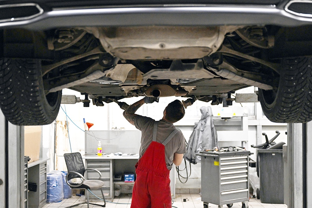    СТО не обязаны работать со страховщиками и могут отказать в ремонте даже при наличии направления. / РИА Новости