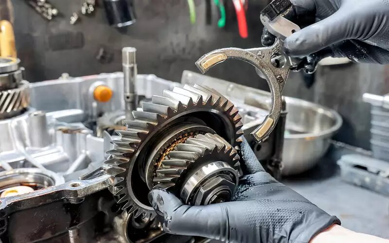    Помимо обычных шкивов, ремня и гидротрансформатора на входе у вариатора имеется самая настоящая механическая стартовая передача – с вилкой включения, синхронизатором и шестернями.