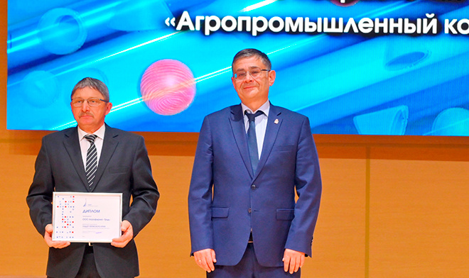 
Заместитель председателя краевого Правительства Алексей Чибисов (справа) вручил награду директору по производству АФ «Труд» Валерию Сухорослову