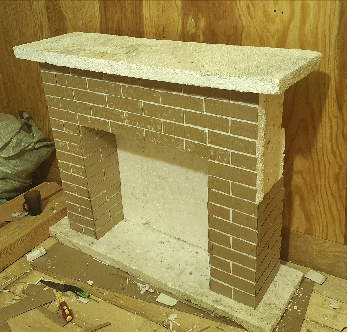 Мастерила по вечерам, больше всего времени ушло на вырезание кирпичиков.