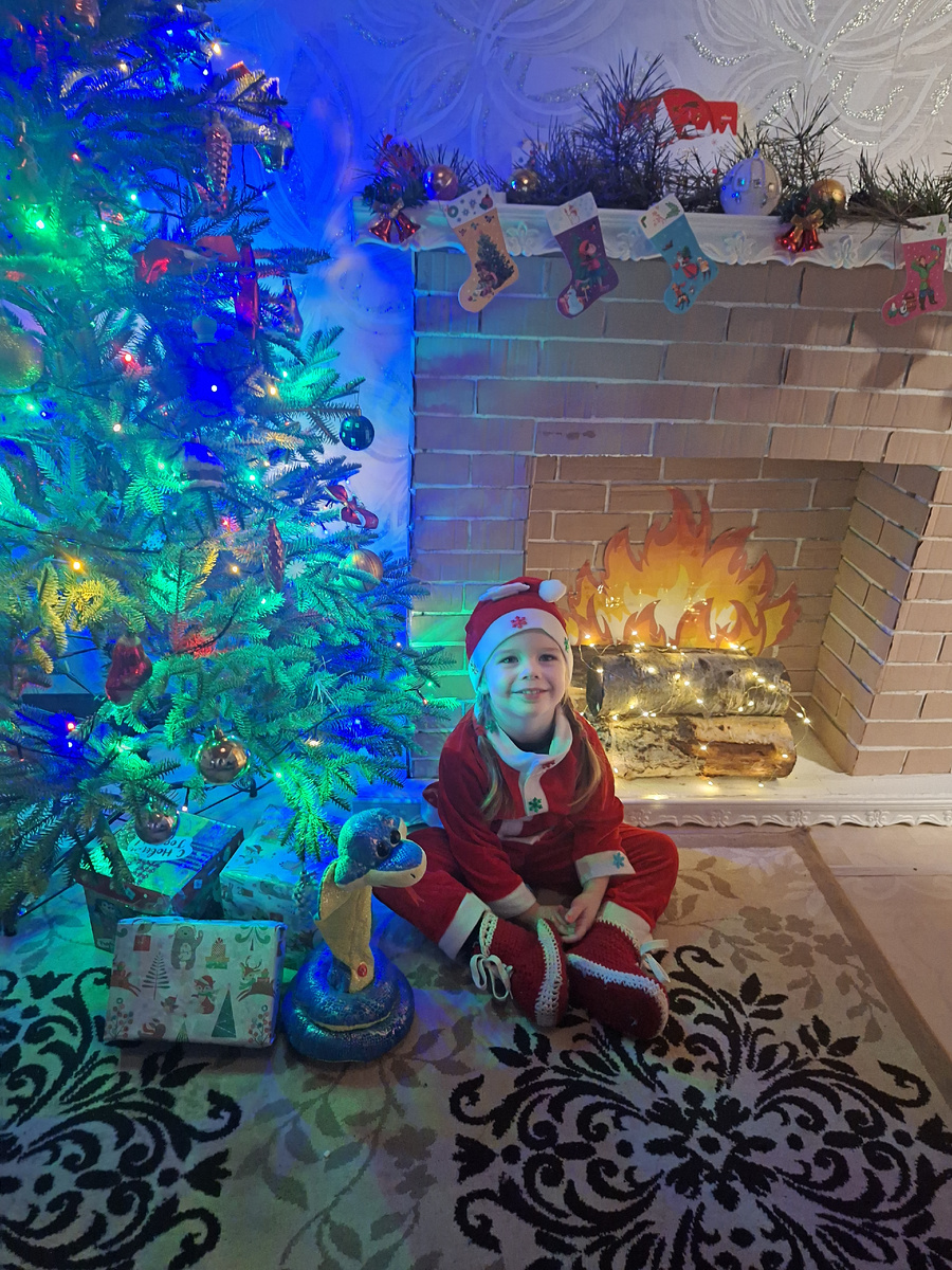 Положила настоящие полена и обмотала светодиодной гирляндой, украсила по своему вкусу.