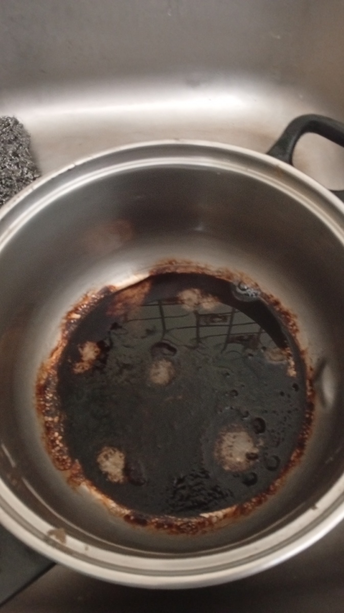 Кастрюля хоть и пригорела , но отмылась.  А если бы не отмылось ?😨 В тазике пластмассовом ничего ведь не сварить, наверно. 