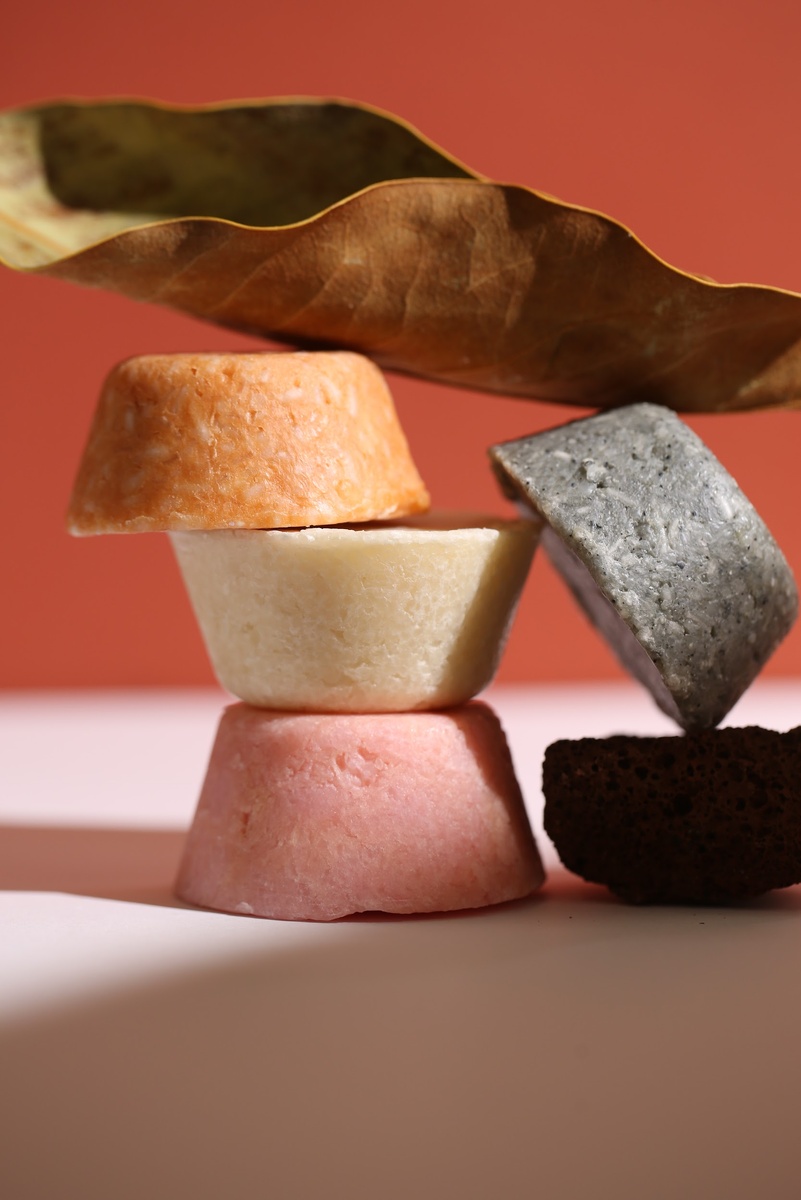 На фото: твердый шампуни be.sage