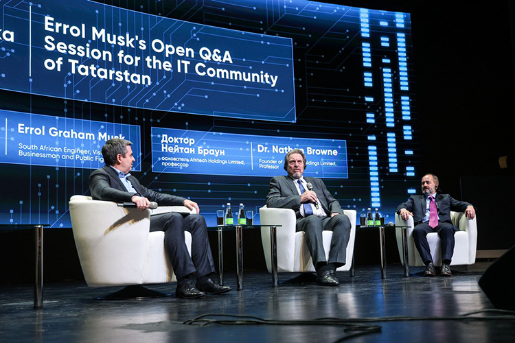    На сцене именитый гость был вместе с основателем первого ИТ-парка в Татарстане Арсеном Хуснутдиновым и основателем Afritech Holdings Limited, профессором Нейтаном Брауном