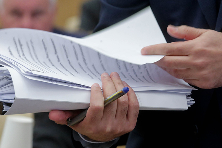    Напомним, что ранее было предложено снизить порог выручки с 60 до 10 млн рублей для применения упрощенной системы налогообложения (УСН) без уплаты налога на добавленную стоимость (НДС), а также повысить ставку НДС с 20% до 22%.   
Фото:  duma.gov.ru