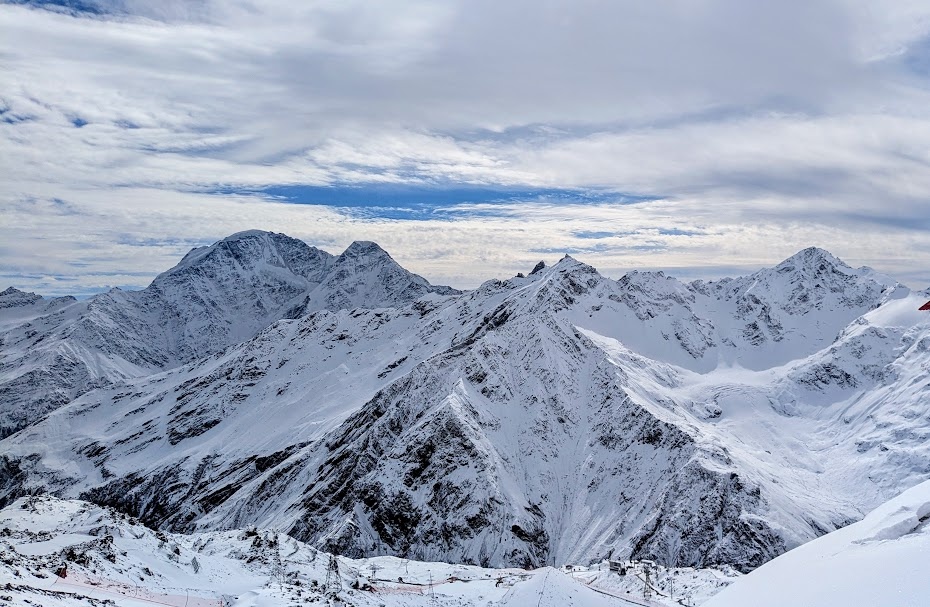 Эльбрус (фото сделано на высоте 3500 м). 