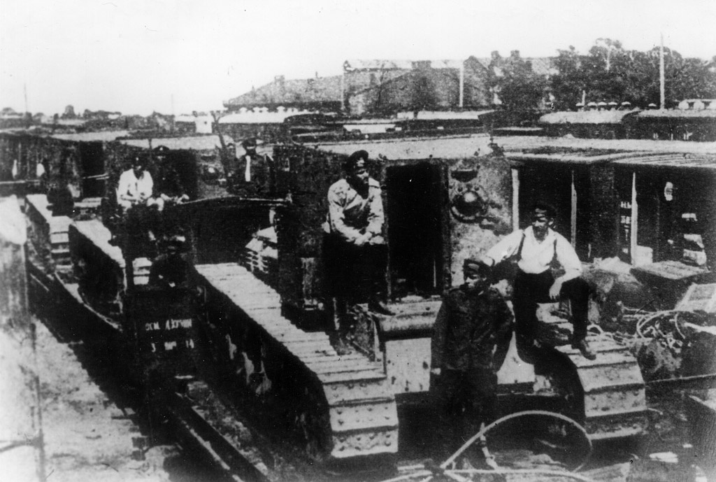 Tank Mark A в составе Белой Армии. Далее они стали советскими трофеями и первыми советскими "маневренными" танками.