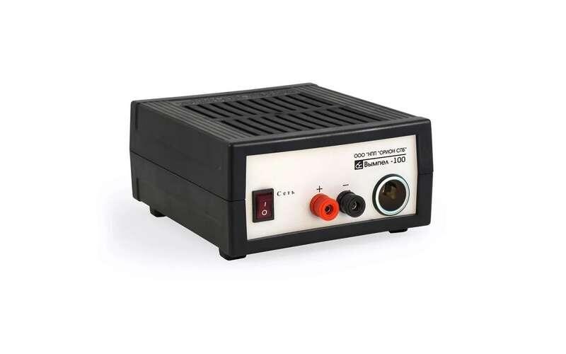    Орион PW 100 – зарядное устройство, выдающее 14,3 В и ток до 20 А. То есть АКБ можно подключить на неограниченное время, и его условия работы будут такими же, как на едущем в долгое путешествие автомобиле. Удобный бонус – наличие розетки, что позволяет подключать гаджеты (наподобие видеорегистраторов) для предварительной настройки их дома или в гараже. Ориентировочная цена устройства – 5700 рублей.