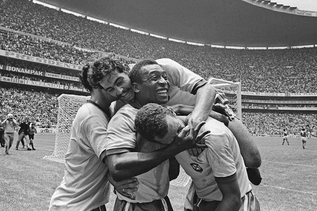SVEN SIMON / Global Look Press📷Пеле празднует гол в окружении товарищей по команде на чемпионате мира по футболу 1970 года в Мексике