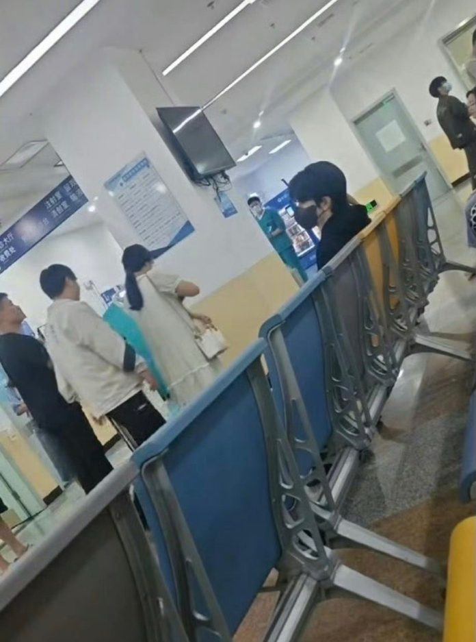    Фото Лииь И из больницы в Сямыне.Источник: Weibo