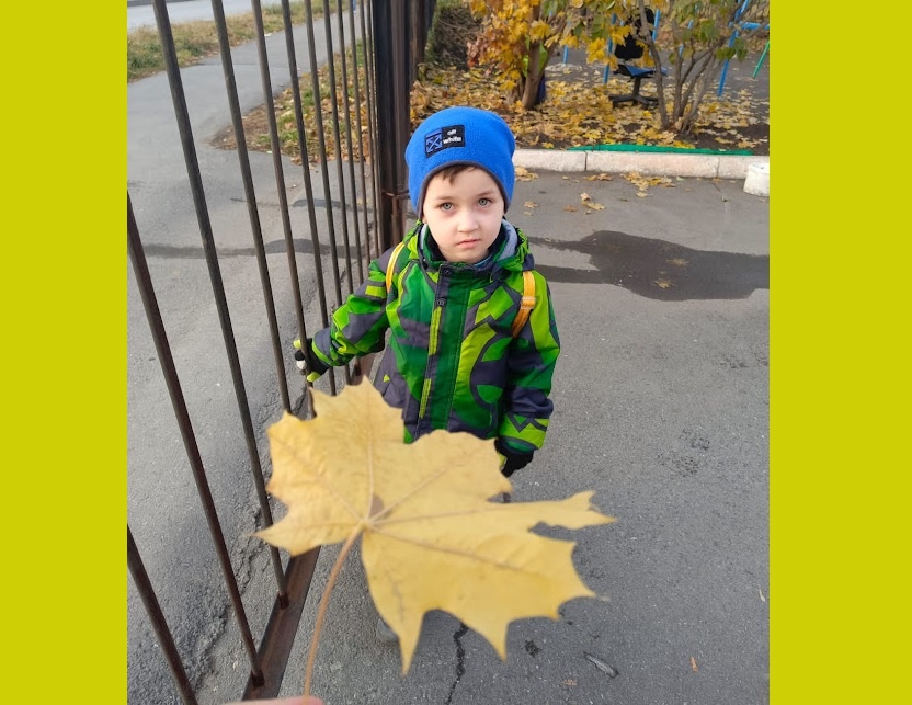  Мама сфотографировала Диму у выхода из детсткого сада. 