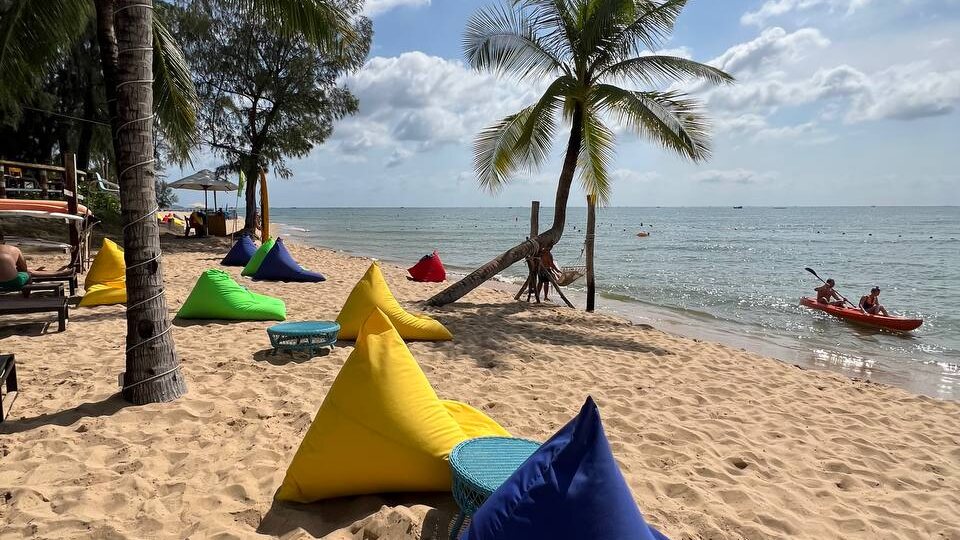 "Хорошо бы автору пояснить, где же этот остров?" Конечно, поясню, это Вьетнам. Остров, где каждый найдет свой идеальный отпуск