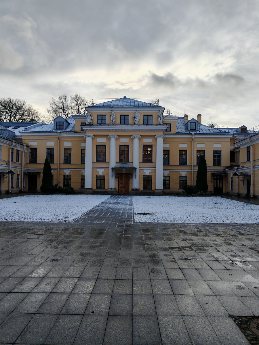 На фасаде расположены фигуры времен года. Слева мужчина-зима, и далее весна, лето и осень. Дата постройки 1792 г. 