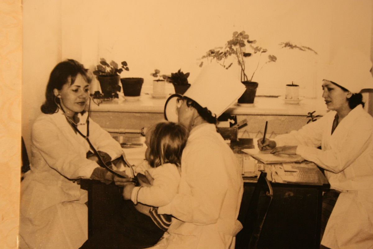 Молодой педиатр Людмила Путилина (слева)