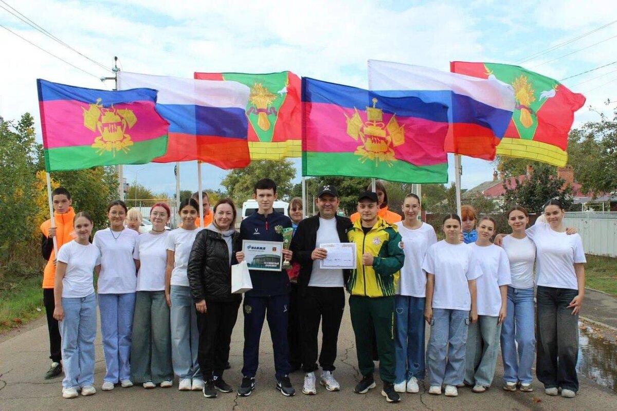    По возвращении домой Егора Хорешко, завоевавшего бронзовую медаль Чемпионата мира по косики карате-до в Австралии, тепло встретили родные, тренер Дмитрий Першин и представители районной администрации / фото из архива Хорешко