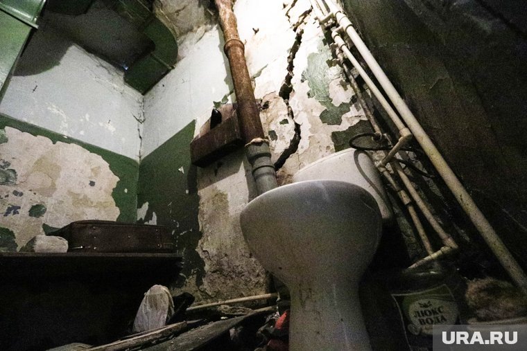     Жители Кургана мучаются в доме с недоделанным ремонтом