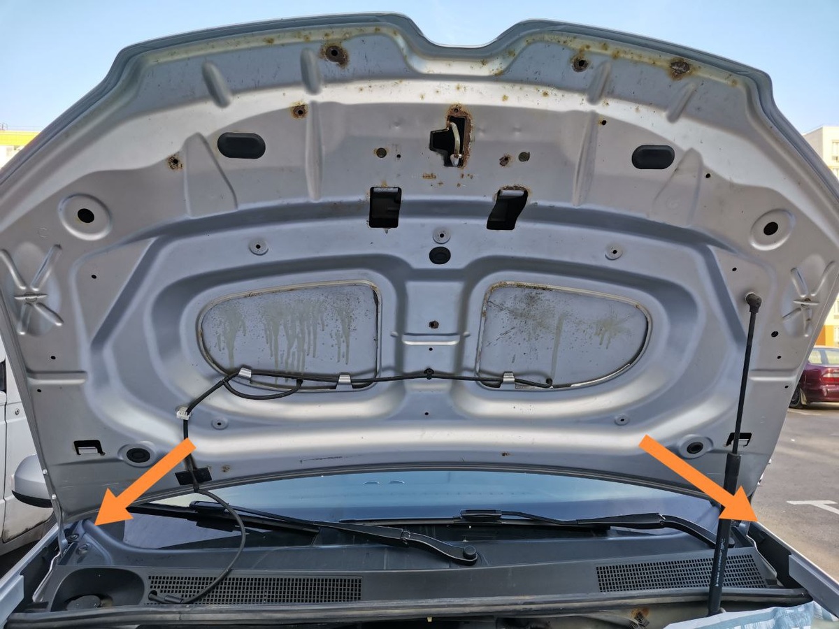 Необходимо смазать петли на которых держится капот