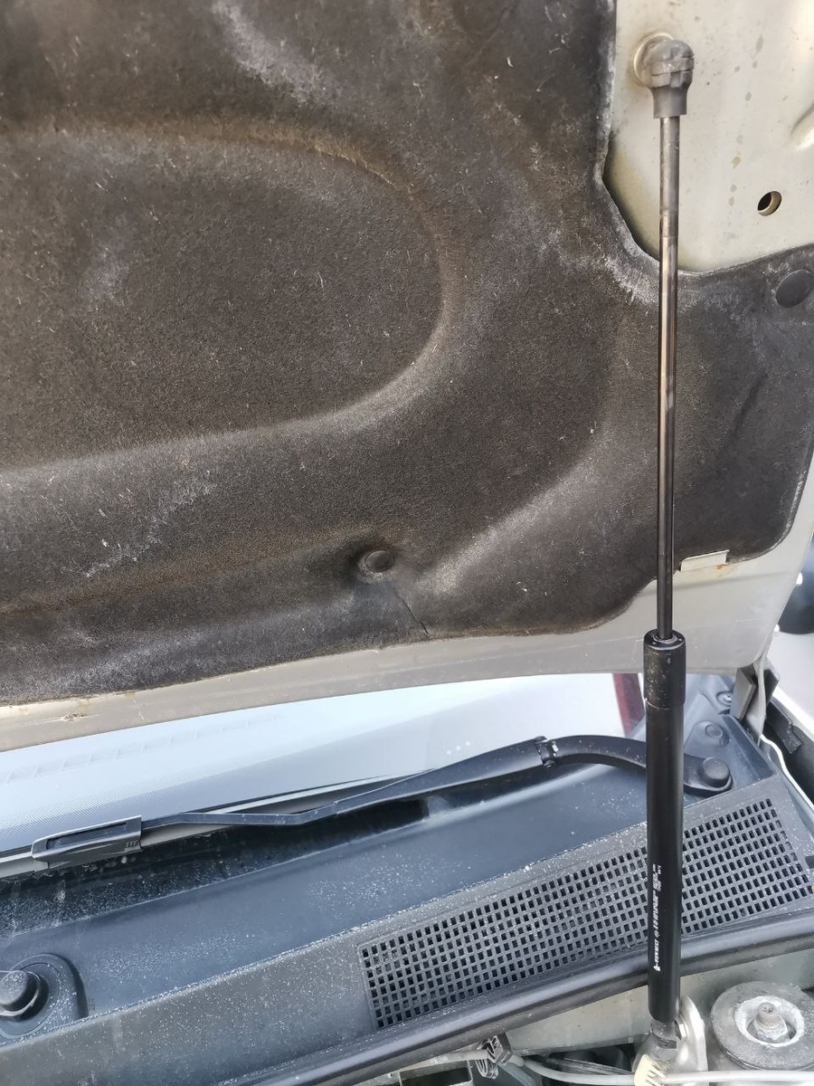 Газовый лифт, который помогает плавно поднять и опустить капот