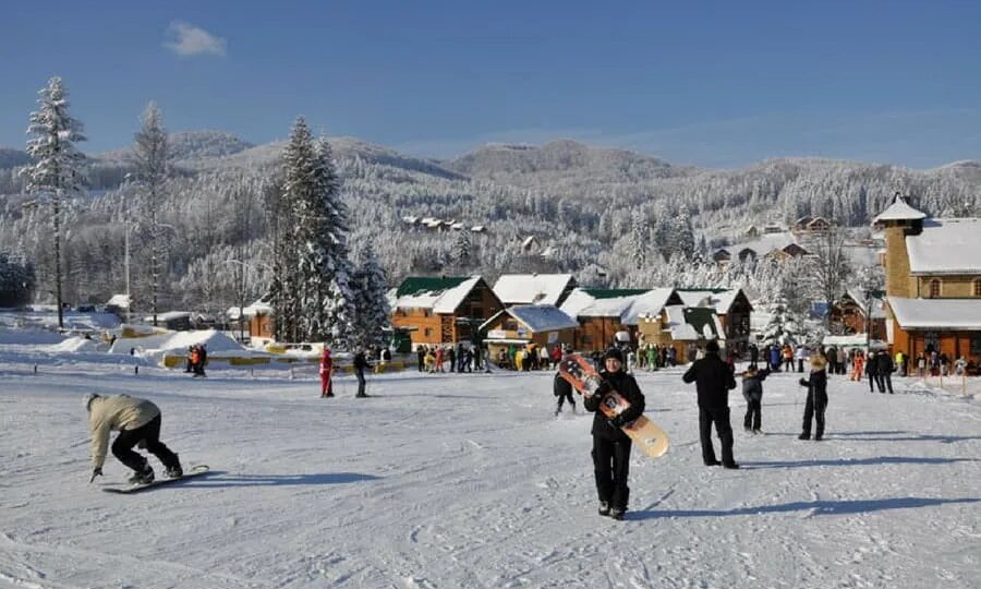 Зима в Карпатах: уютные шале и традиционная кухня