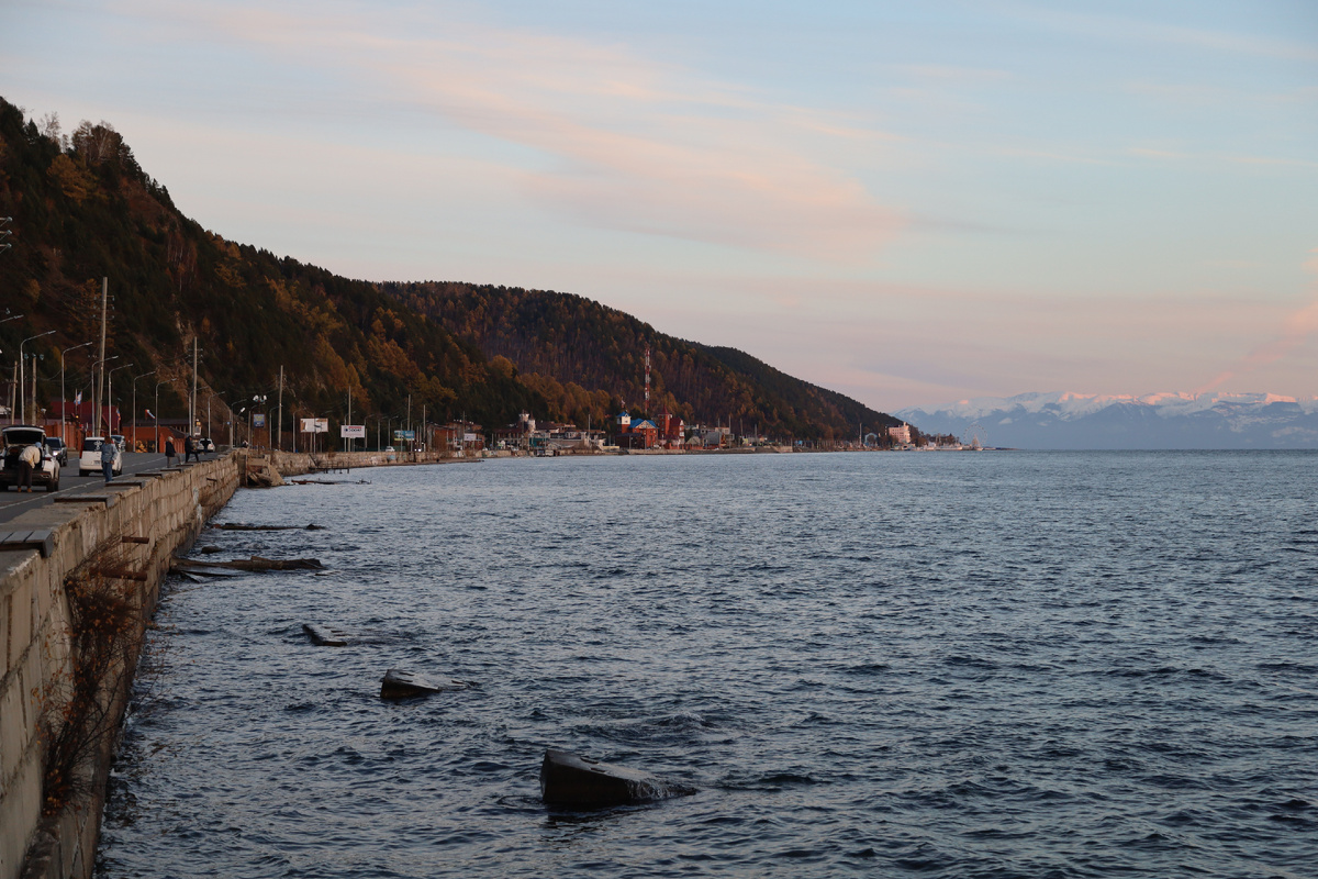Вид на Листвянку с противоположной стороны. Весь посёлок протянулся на 5 километров.