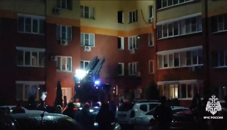 Людей эвакуировали с помощью автолестниц