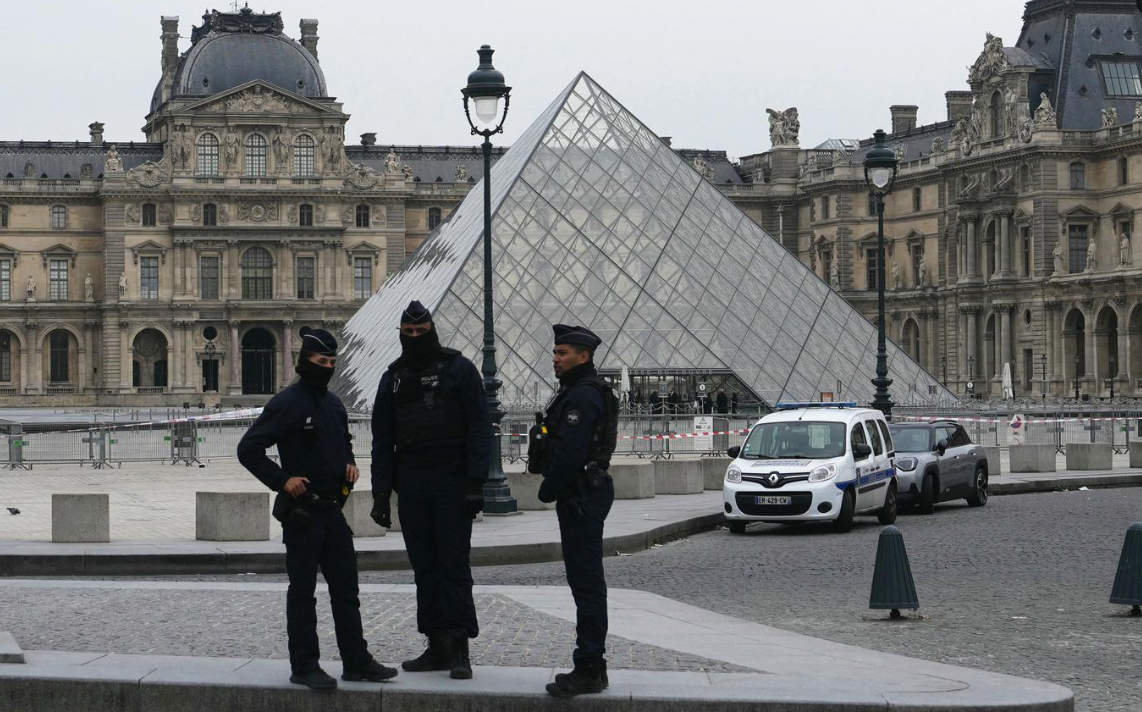 Полиция у Лувра 19 октября 2025 года. Фото из открытых источников. 
