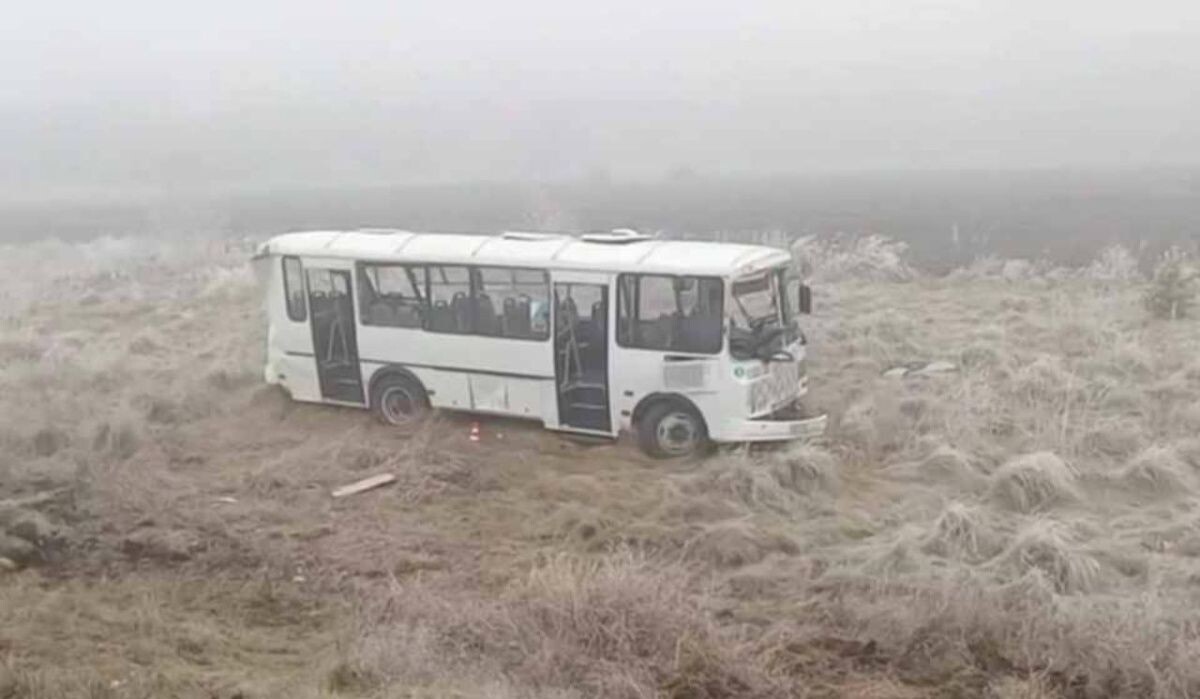     Перевернувшийся рейсовый автобус. Источник: krsk.kp.ru Автор фото: Скриншот видео
