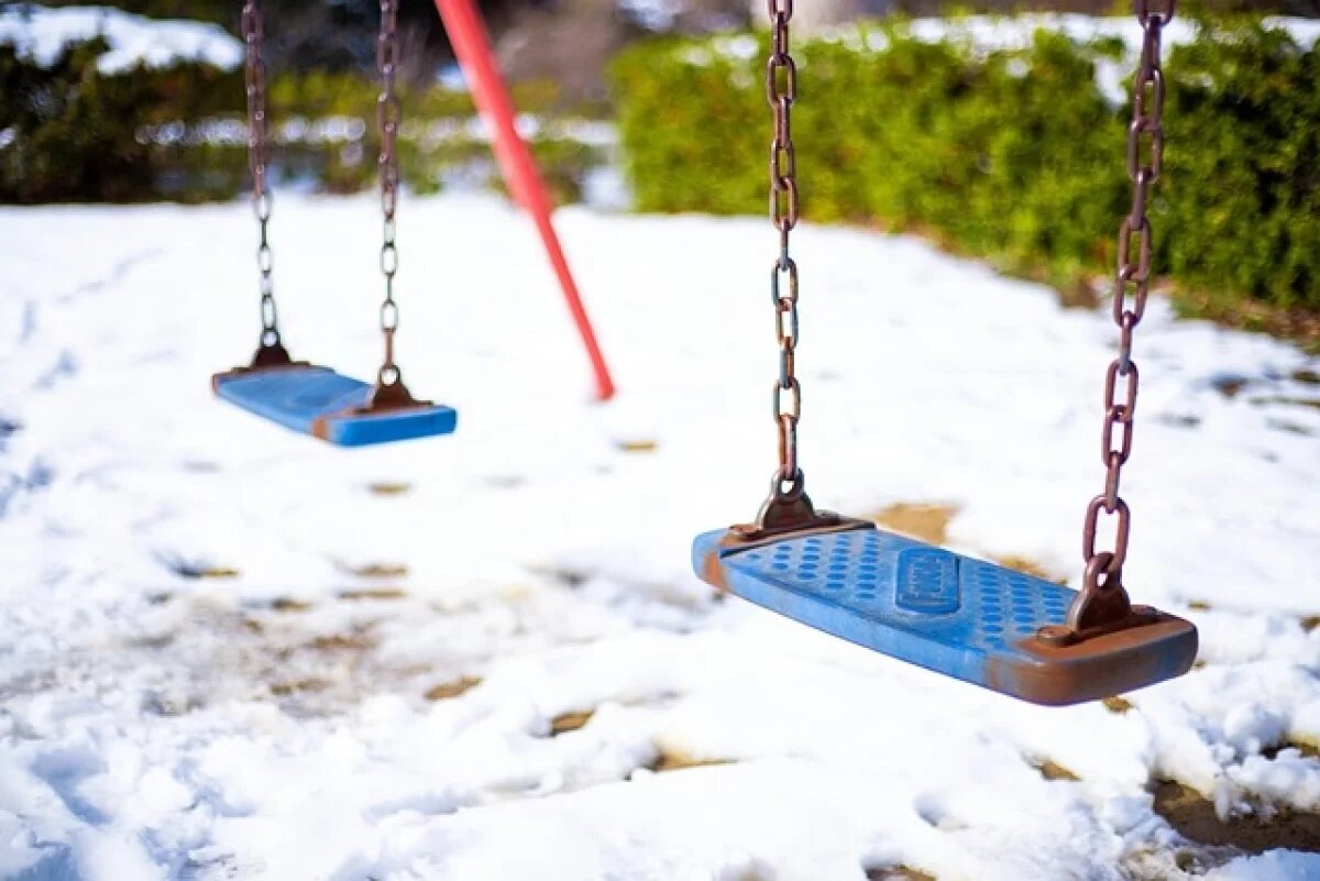   В Тюмени возбудят уголовное дело из-за травмы ребенка на сломанных качелях