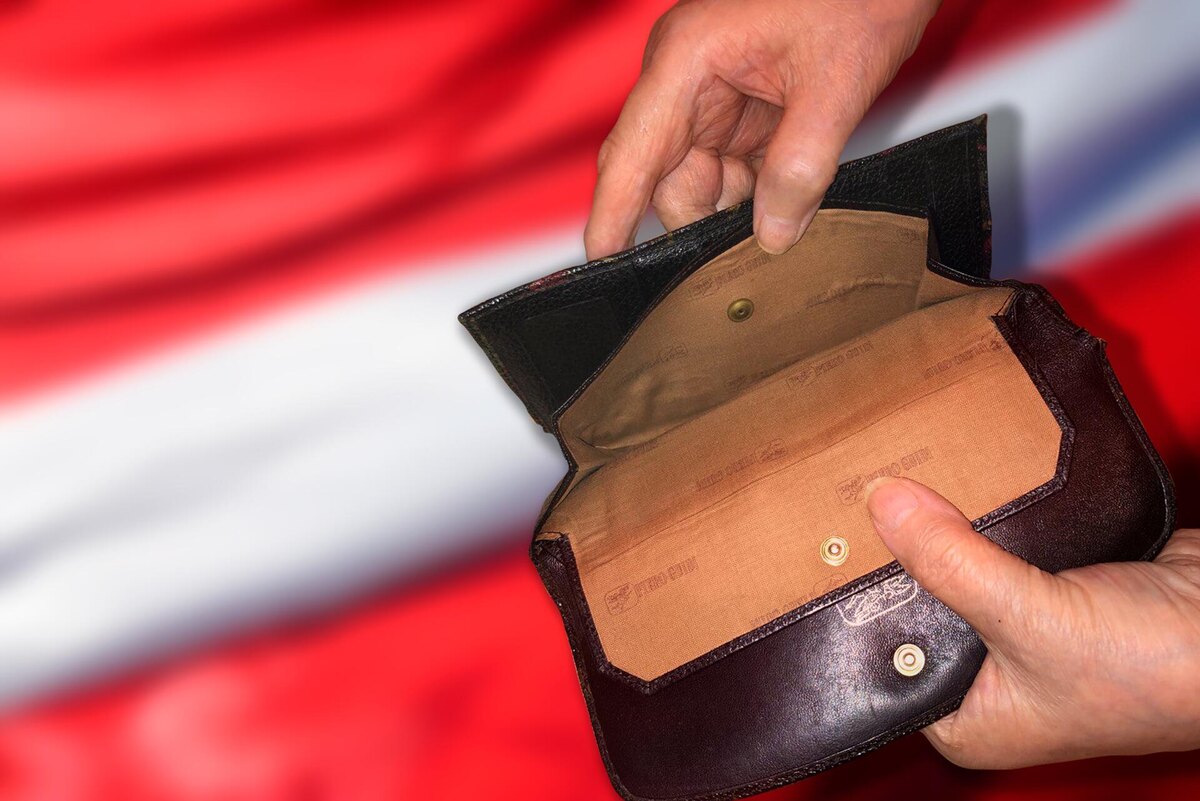 Пустой кошелек на фоне латвийского флага © Sputnik