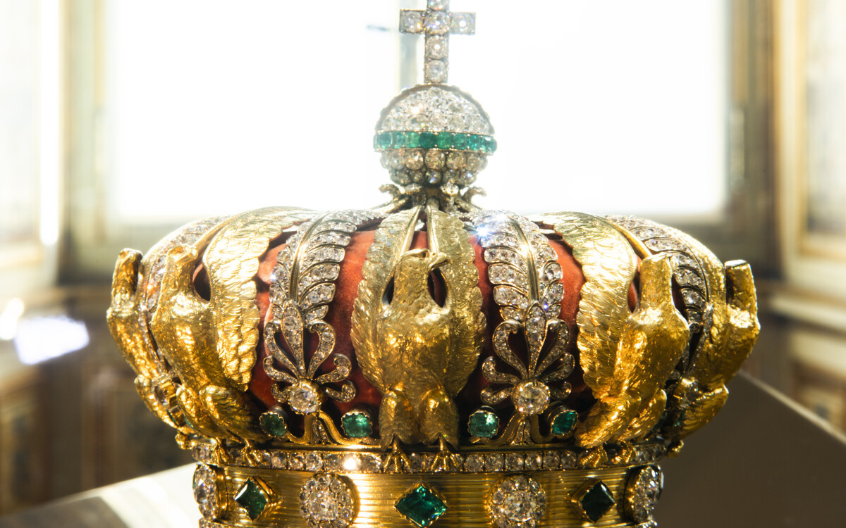 Корона императрицы Евгении. Париж, 1855 год. Золотая оправа с 2490 бриллиантами и 56 изумрудами. Королевские драгоценности Франции. Галерея Аполлона. Лувр, Париж, 31 декабря 2019 г. © Julio Piatti Источник фото: https://www.pointdevue.fr/lifestyle/joaillerie/couronne-de-limperatrice-eugenie-quel-est-ce-bijou-imperial-retrouve-apres-le-cambriolage-au-louvre
