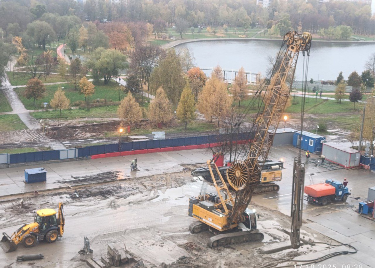 📷 1.1: Продолжаются работы по устройству ограждения ("стен") будущего котлована в его западном торце (в этом месте финишируют в котловане тоннелепроходческие комплексы, которые придут сюда в следующем году от тупиков за «Щёлковской»). В траншеи погружаются арматурные каркасы, которые затем заливаются бетоном и образуют эти самые "стены" котлована.