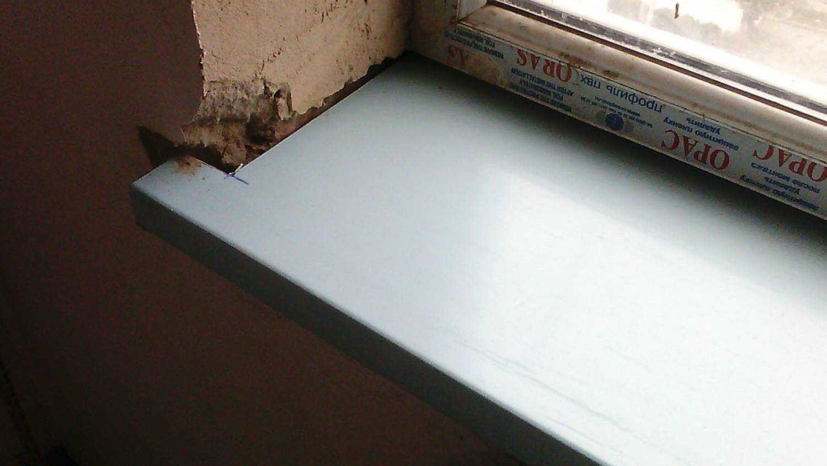 Запиливаем торцы подоконника