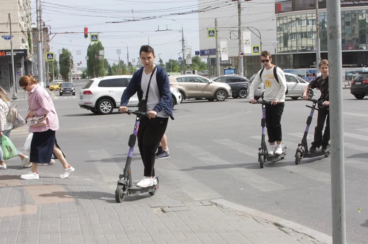    Самокаты представляют опасность и для пешеходов, и для водителей.
