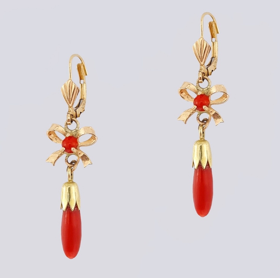 Золотые серьги подвески «бантики» с натуральным кораллом ant-skazka.ru