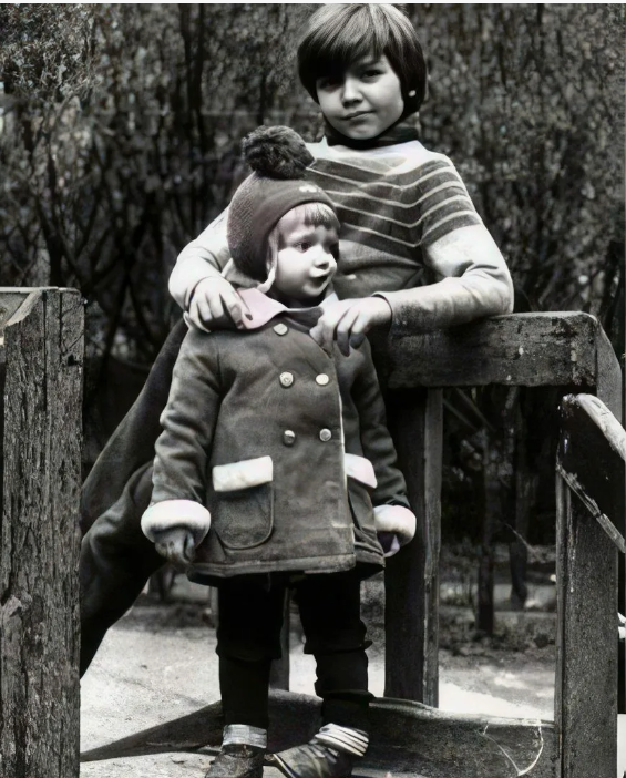 Маленькая Инна Маликова со старшим братом. 