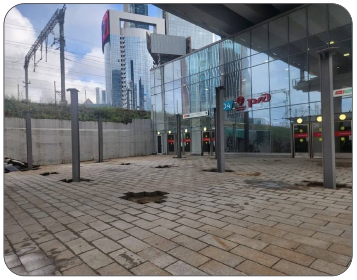 📷 1.1: Опоры будущего навеса «сухие ноги» перед фасадом вокзала «Москва-Сити» (МЦД-4).