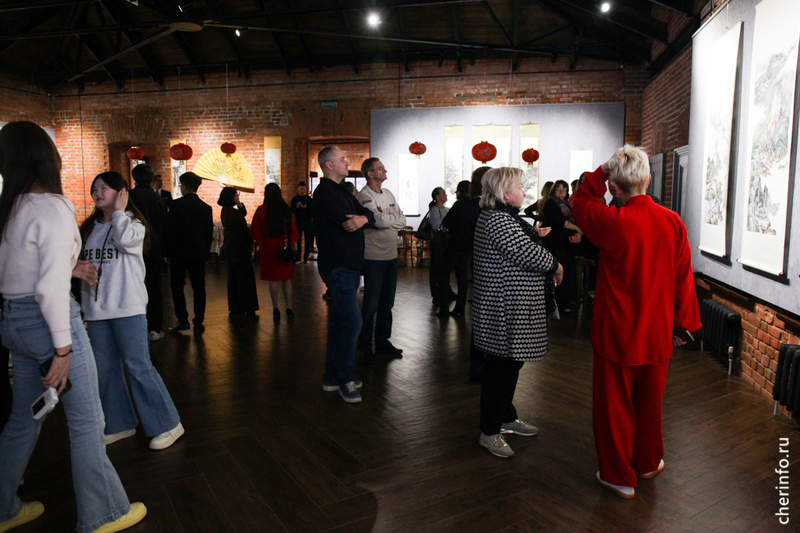    Выставка "Там, где горы встречают облака" работает в арт-пространстве "Петров Ям".