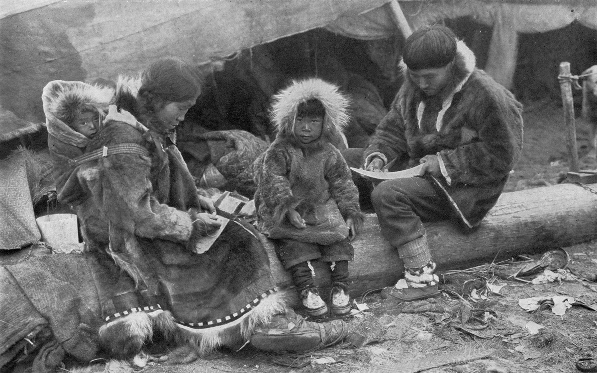 Эскимосы / Фото: https://uk.wikipedia.org/wiki/Файл:Eskimo_Family_NGM-v31-p564.jpg