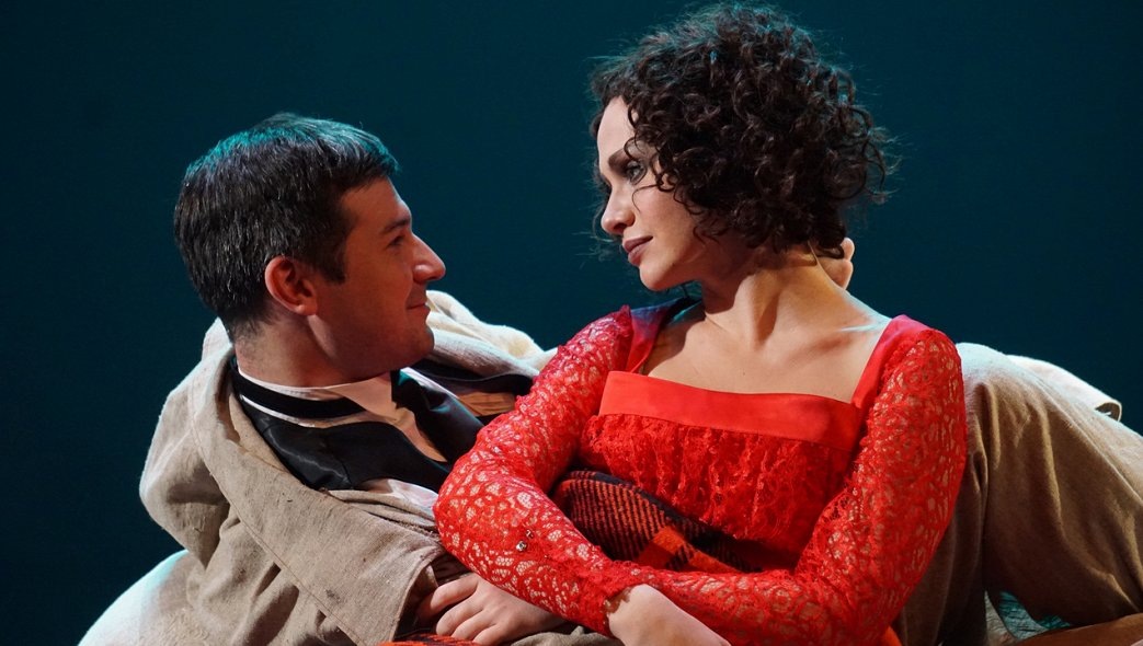 Сцена из спектакля. Илья и Маша