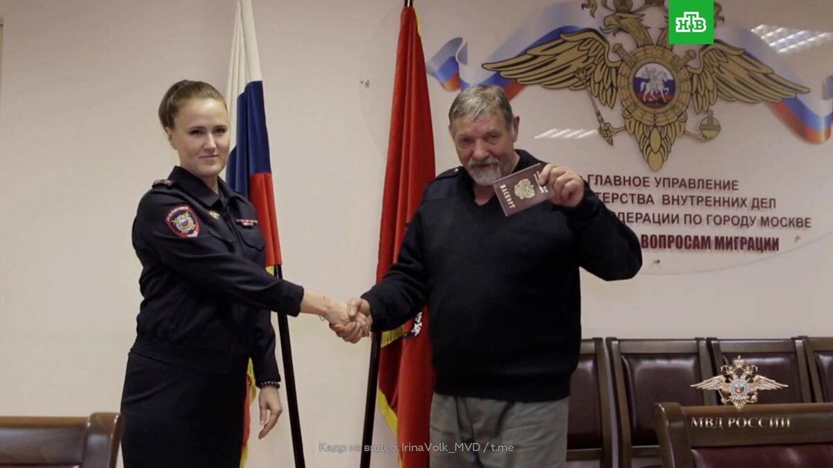    Выдворенный из Латвии пенсионер получил российский паспорт