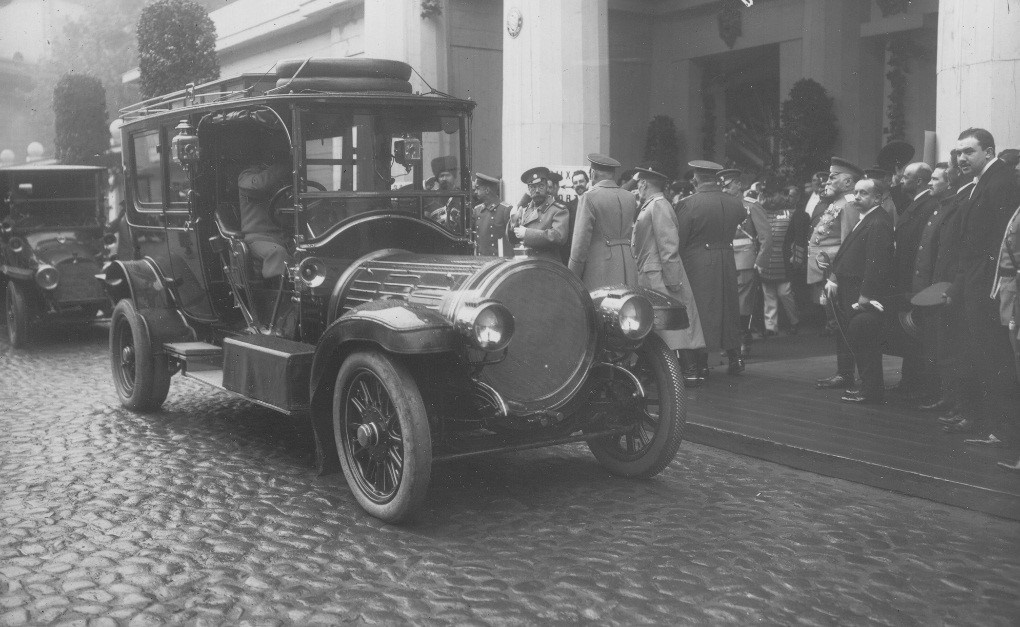 Николай II у входа в Михайловский Манеж садится в автомобиль «Delaunay-Belleville 70 S.M.T.», за рулем А. Кегресс