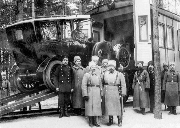 Погрузка императорского автомобиля в вагон-гараж