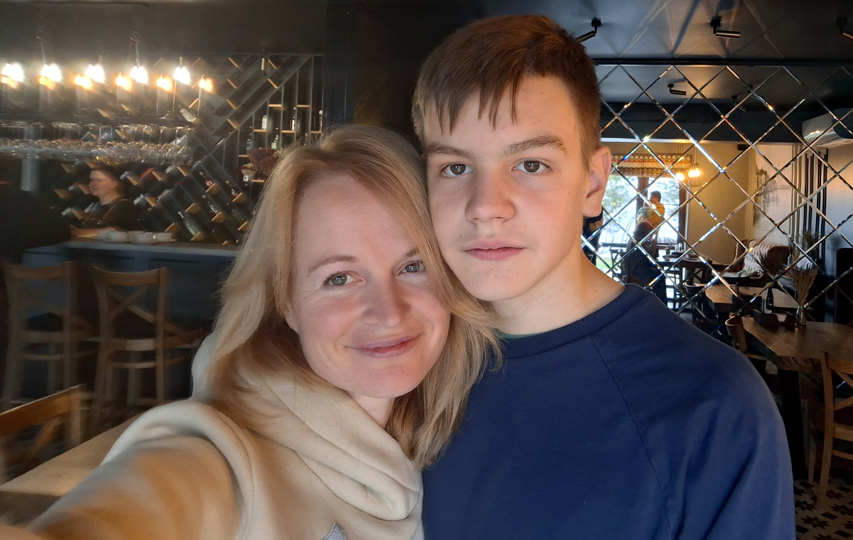 Миша выше мамы уже))