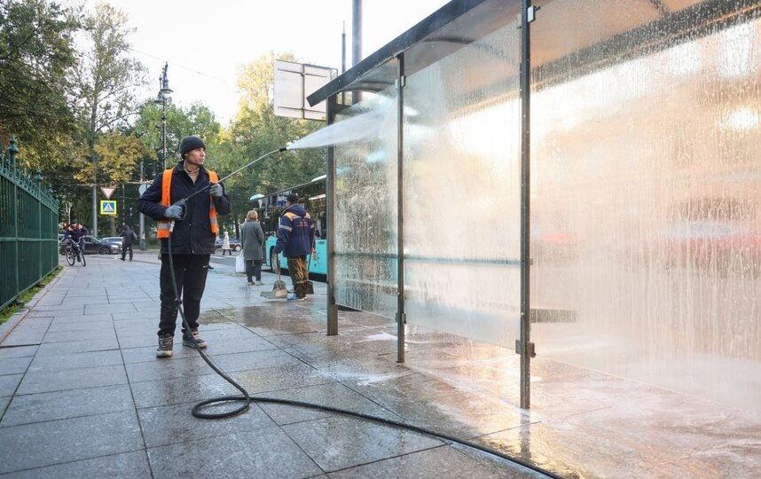    В месячник по благоустройству рабочие помыли улицы и остановкисоцсети комитета по благоустройству